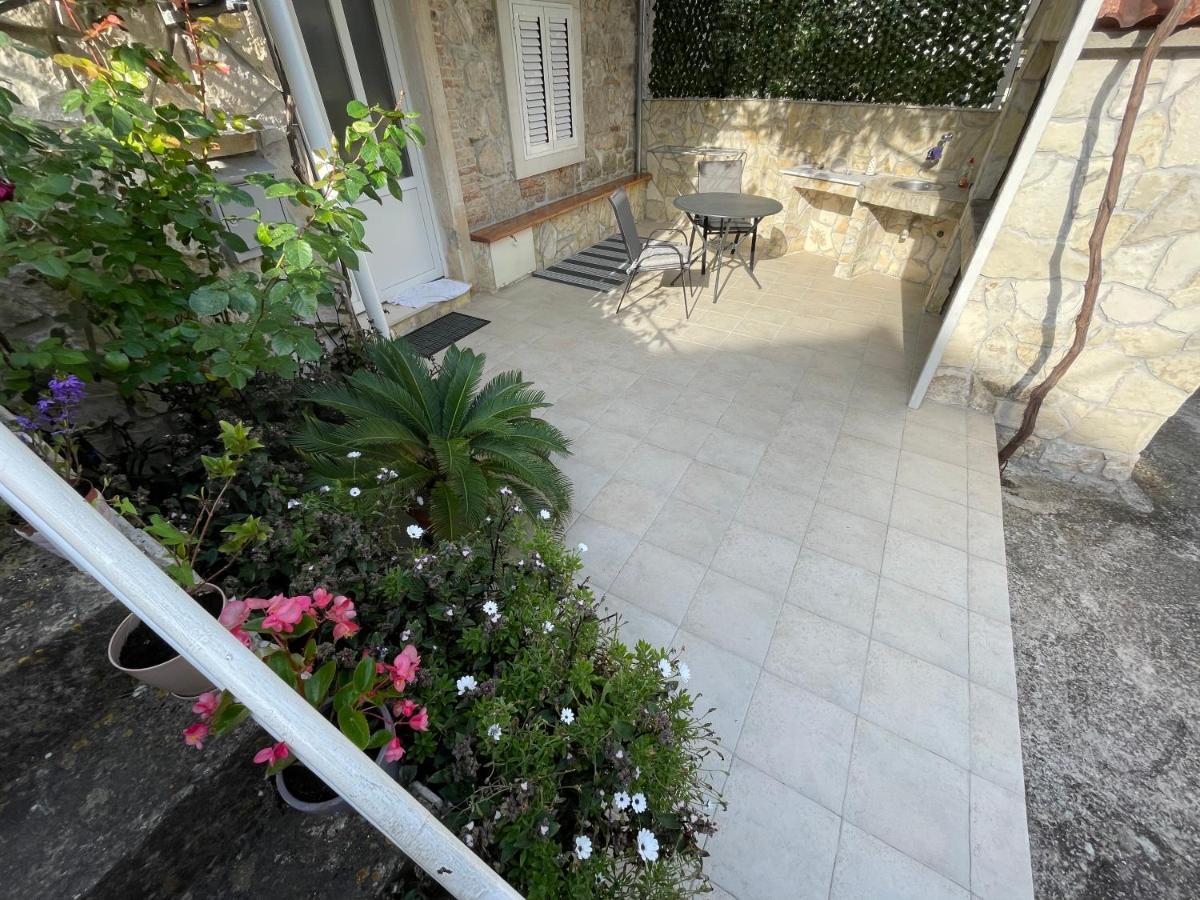 Studio Apartment Klaric Vis Bagian luar foto
