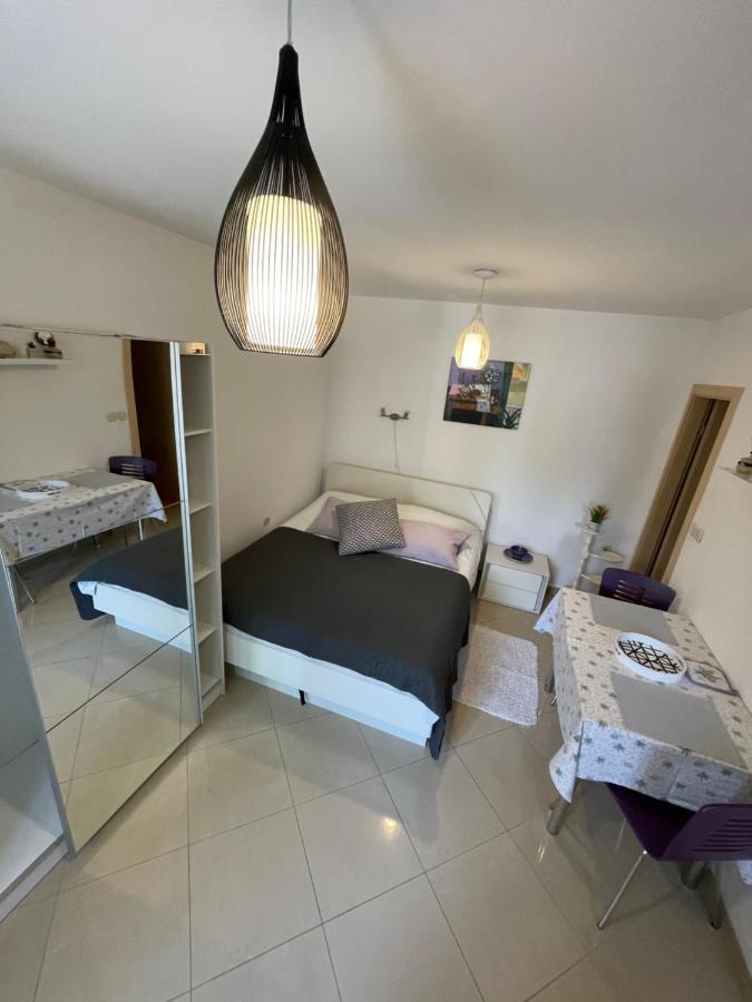 Studio Apartment Klaric Vis Bagian luar foto