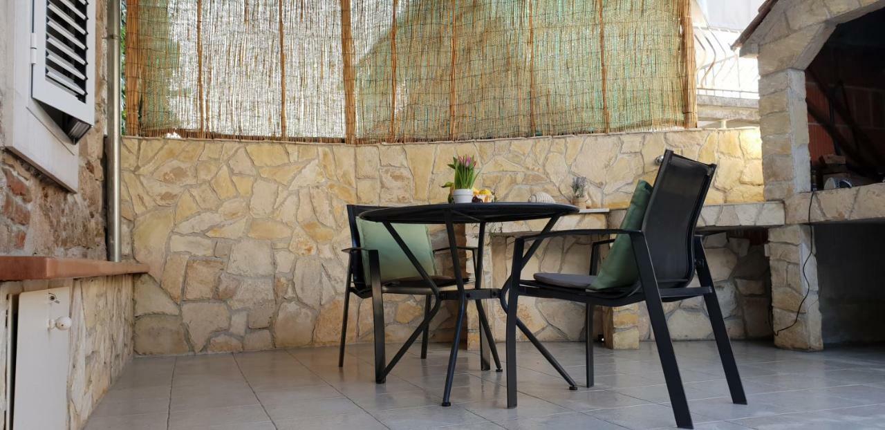 Studio Apartment Klaric Vis Bagian luar foto
